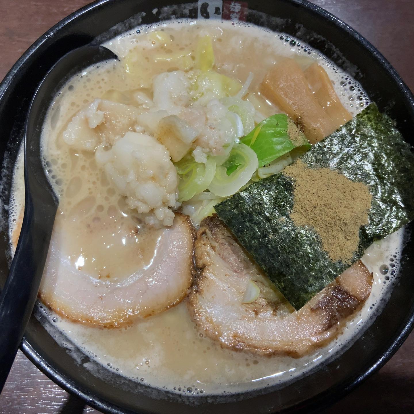 富山ブラック麺家いろは ヨドバシAkiba店「魚介豚骨」の投稿写真 2