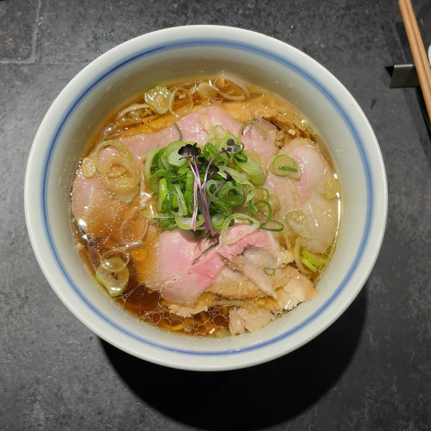 駄目な隣人 新宿店「醤油ラーメン / 黒毛和牛せいろごはん」の投稿写真 2