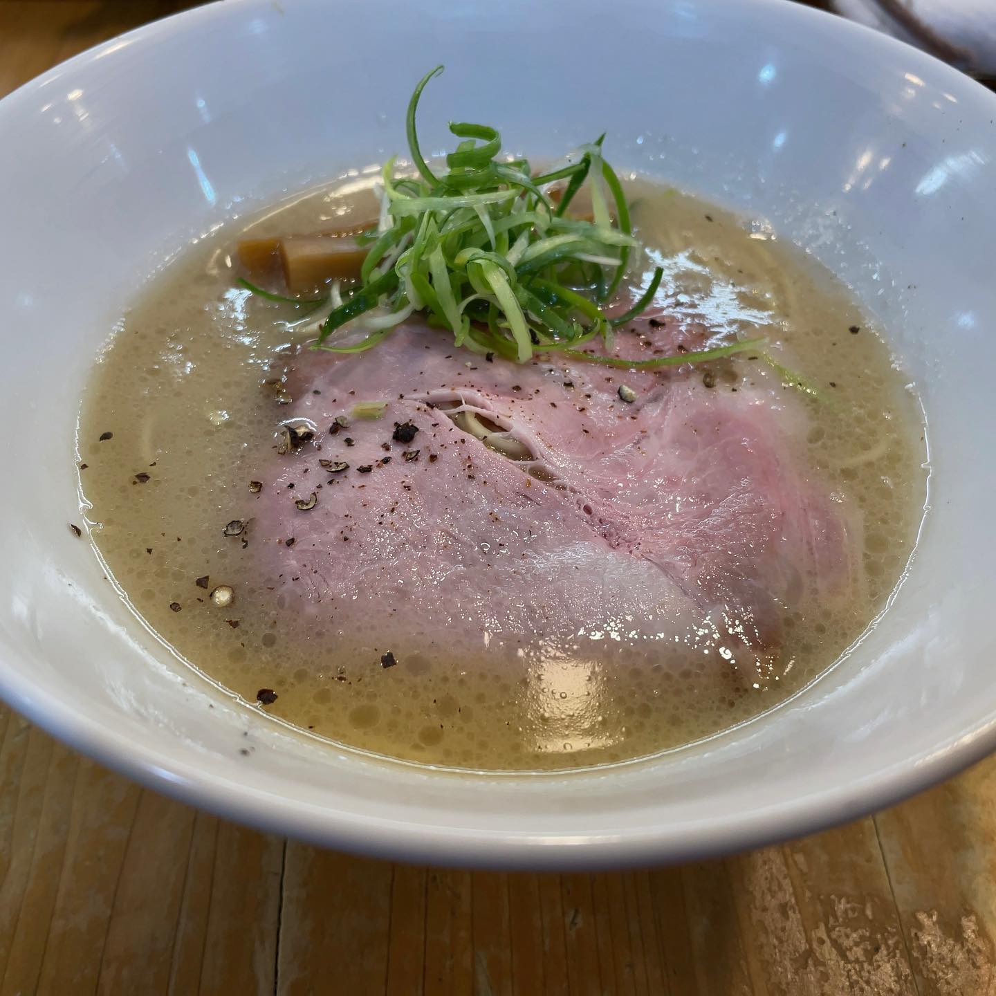 ろく月「豚白湯らあめん」の投稿写真 2