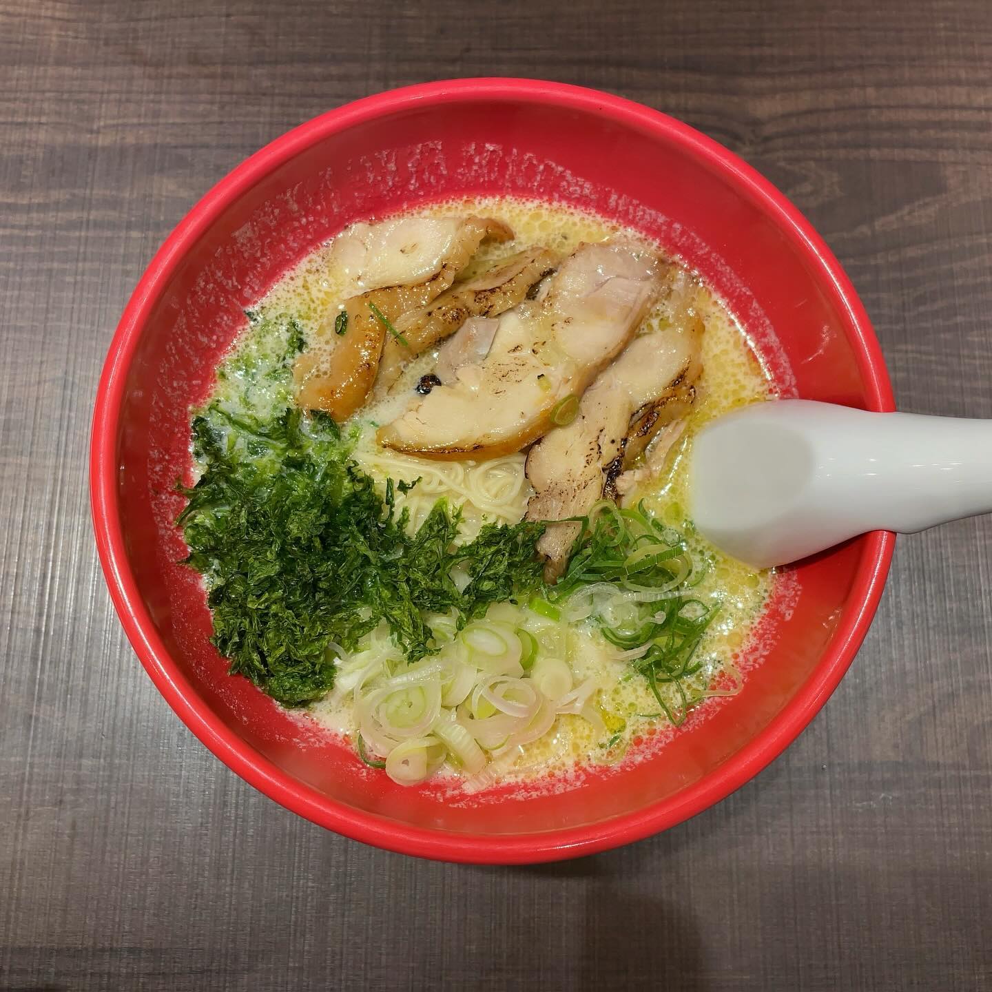 太陽のトマト麺NEXTサンシャインシティ「豆乳炙り鶏チャーシュー麺 / 白ネギアオサ」の投稿写真