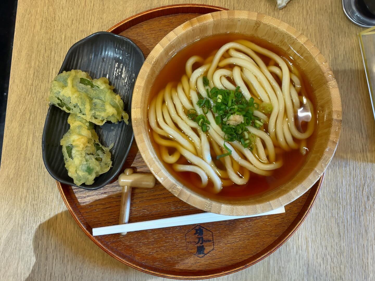 餅うどん 功刀屋新宿御苑店「かけうどん / 週替わり天」の投稿写真