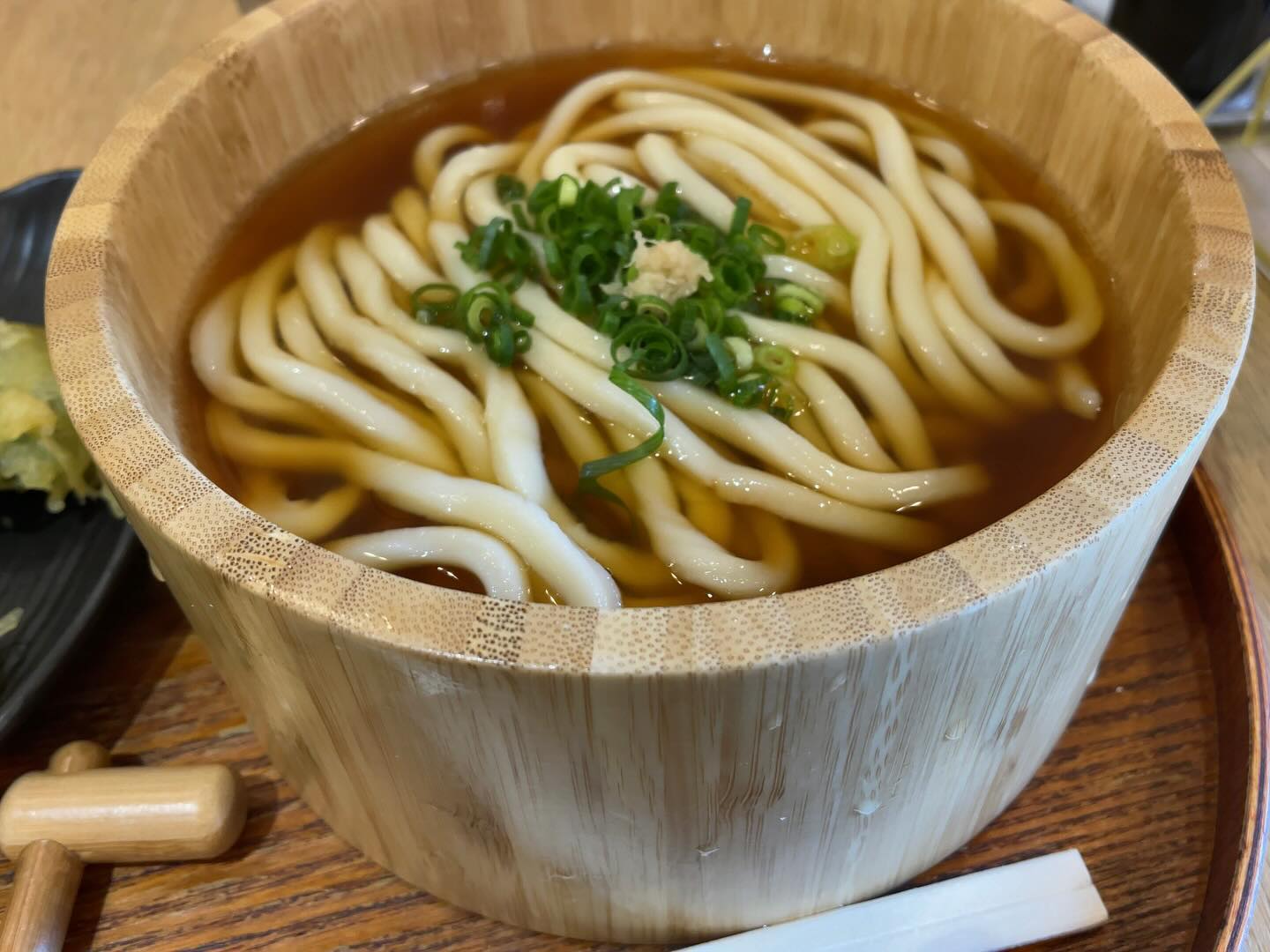 餅うどん 功刀屋新宿御苑店「かけうどん / 週替わり天」の投稿写真 2