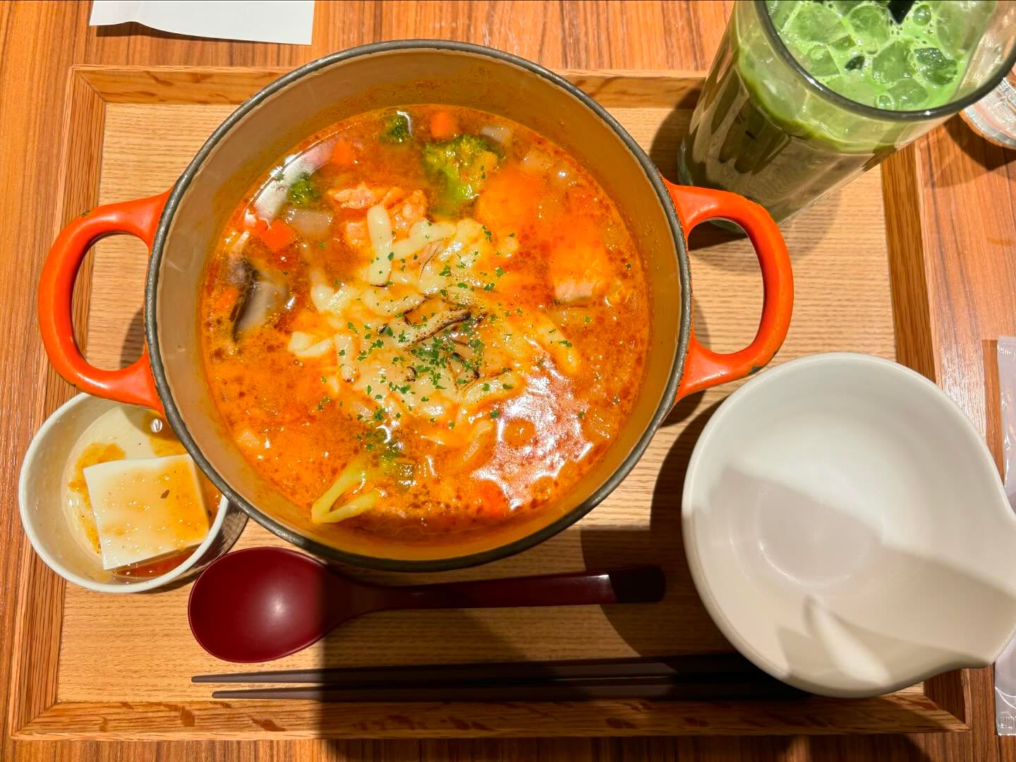 茶鍋カフェ kagurazaka saryo 池袋サンシャインシティ店「サーモンとブロッコリーのトマトチーズ茶鍋セット」の投稿写真
