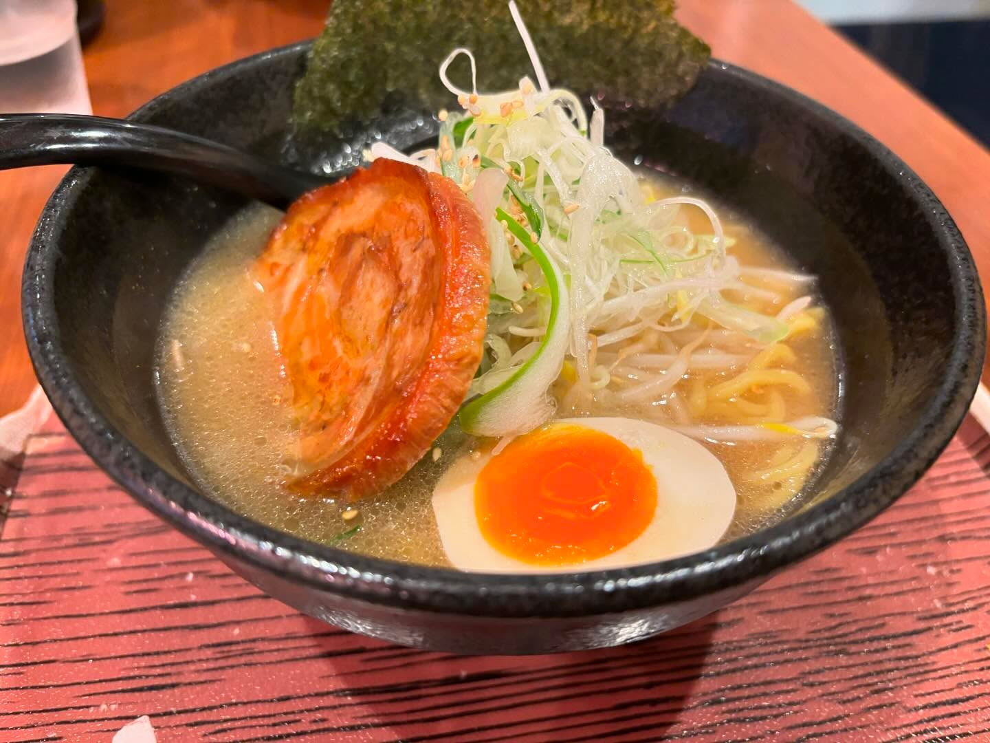 麺屋雷神 東武練馬店「濃厚豚骨醤油ラーメン」の投稿写真 2
