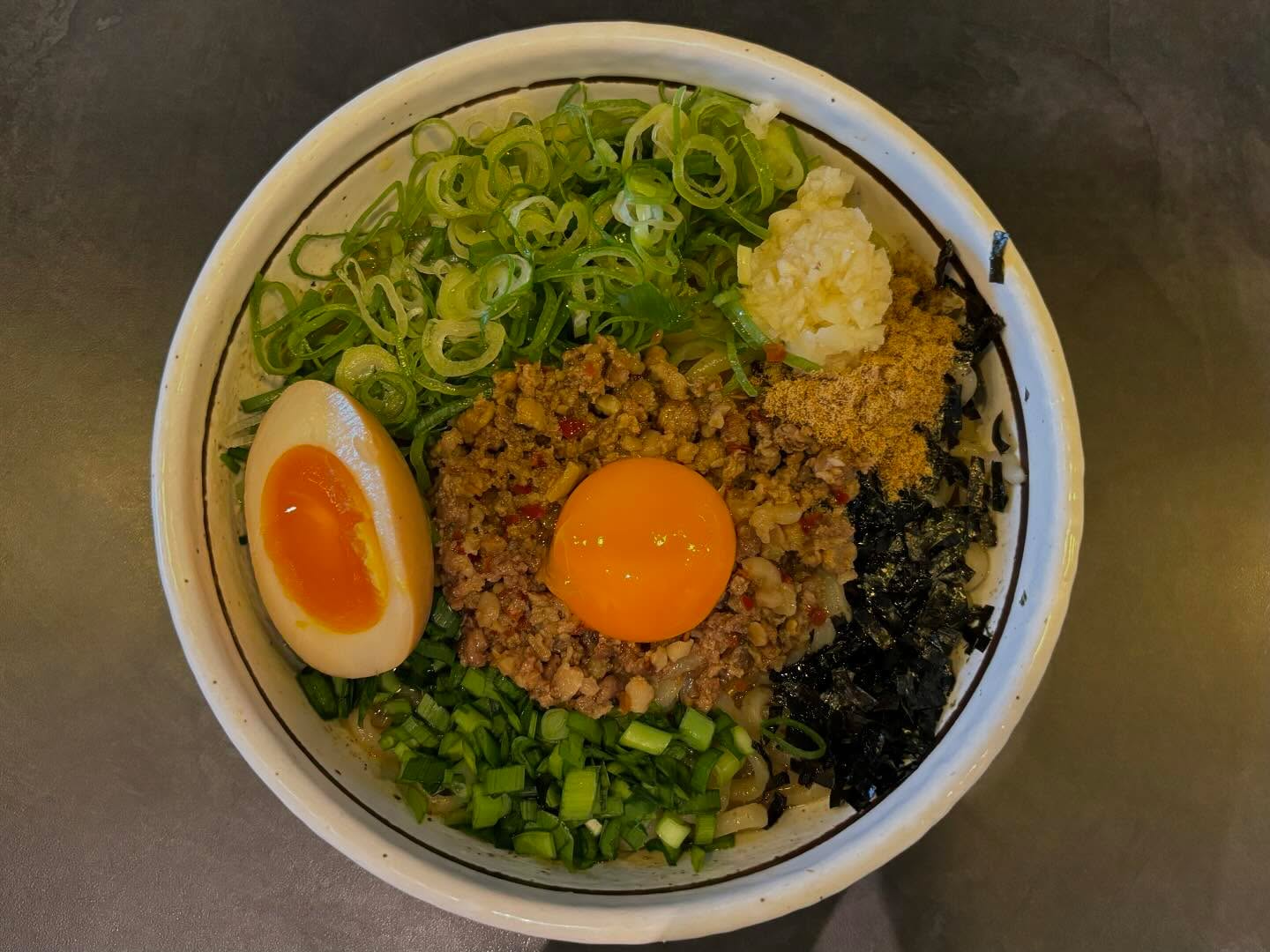 麺屋はるか 秋葉原本店「台湾まぜそば 小 味玉」の投稿写真
