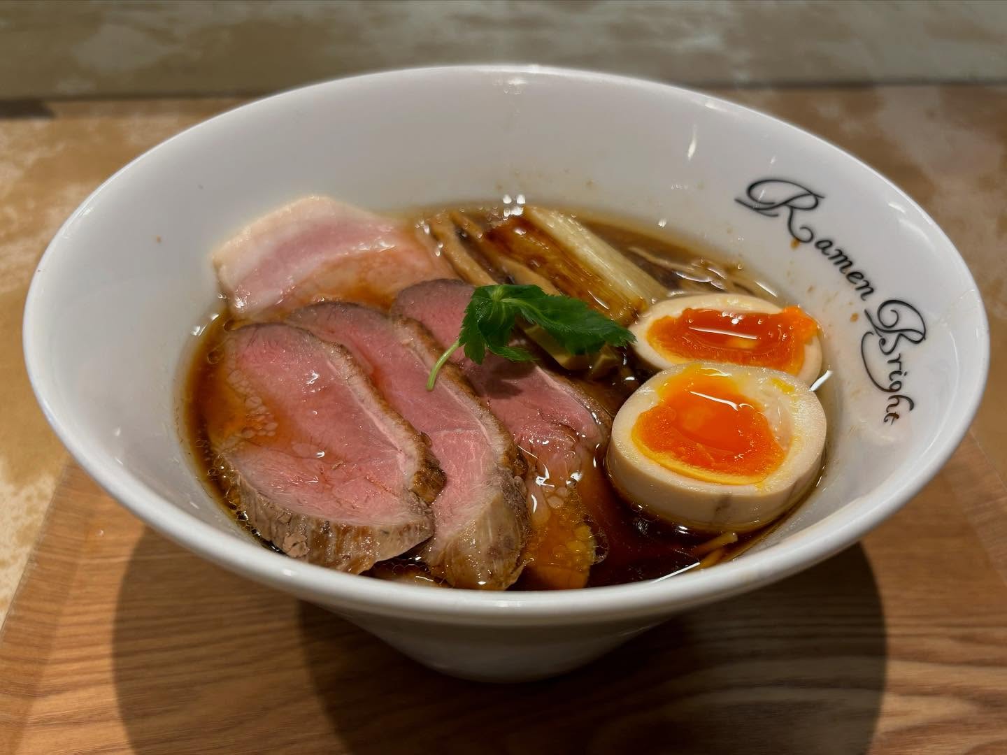拉麺ぶらい「熟成黒醤油燻玉のせ」の投稿写真 2