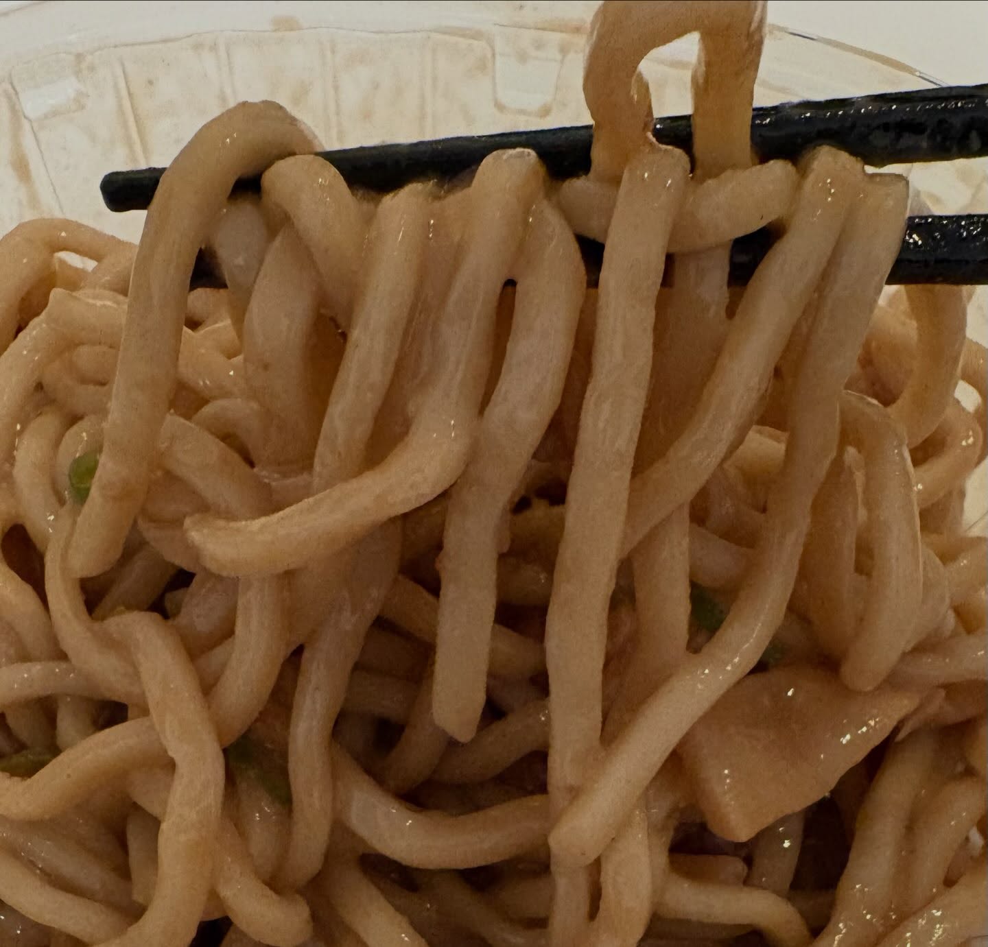 ファミリーマート「SUSURU TV. 濃厚とんこつ豚無双 冷製濃厚無双ラーメン」の投稿写真 4